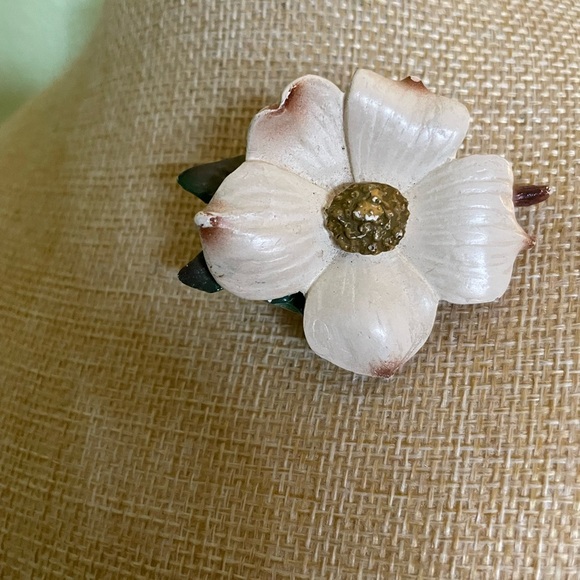 Elegant White Floral Brooch - Picture 6 of 7